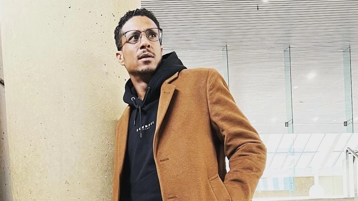 Floyd Roger Myers Jr. posa per una foto ufficiale