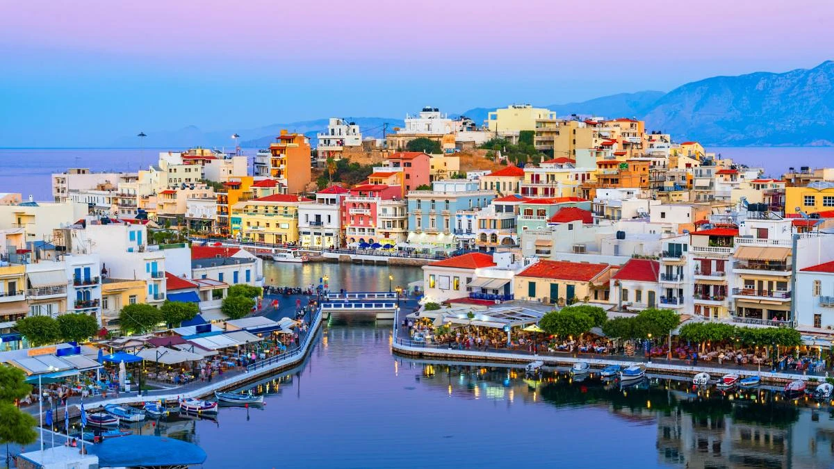 Veduta panoramica di Creta con mare e cielo azzurro