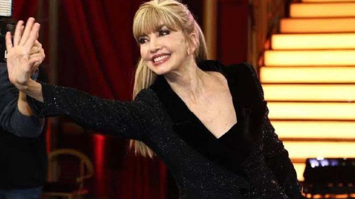 Andrea Delogu alza la coppa vincendo Ballando con le stelle