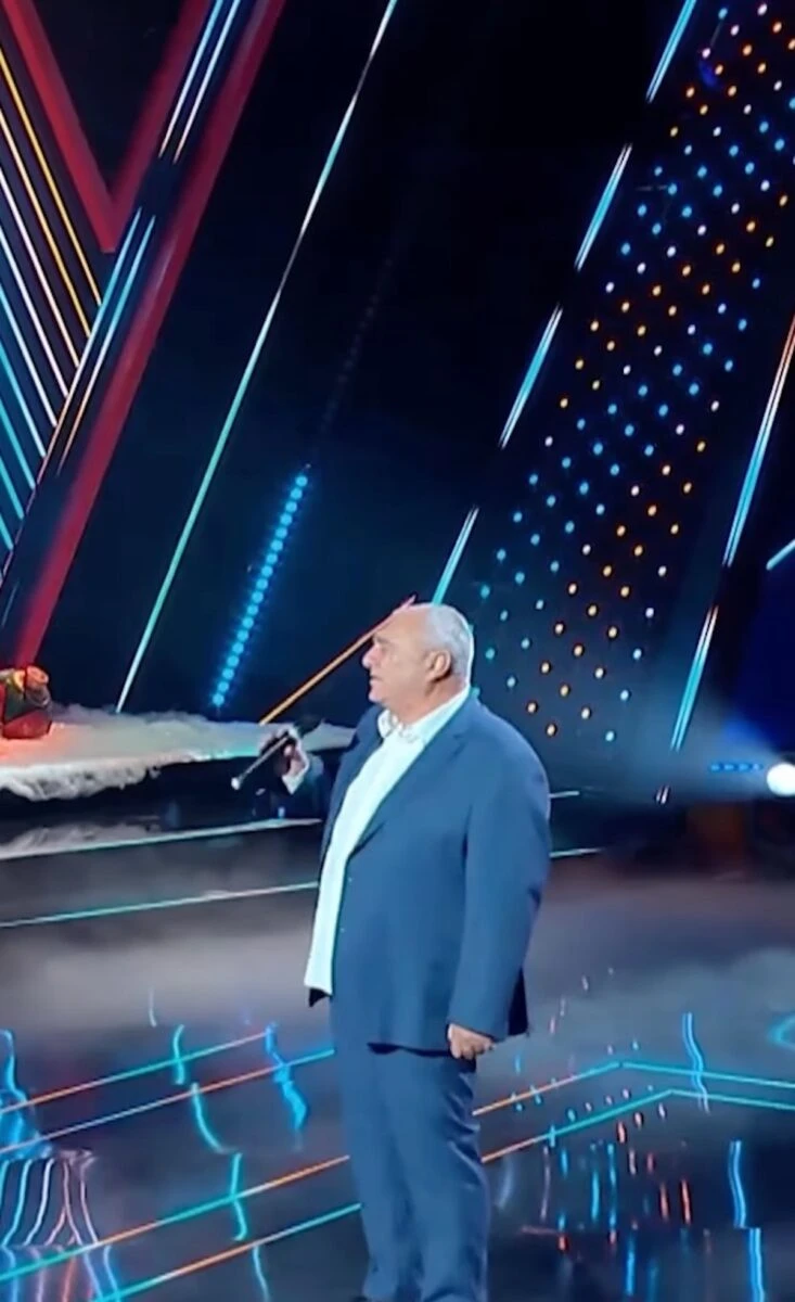 Clementino durante una performance a The Voice Senior