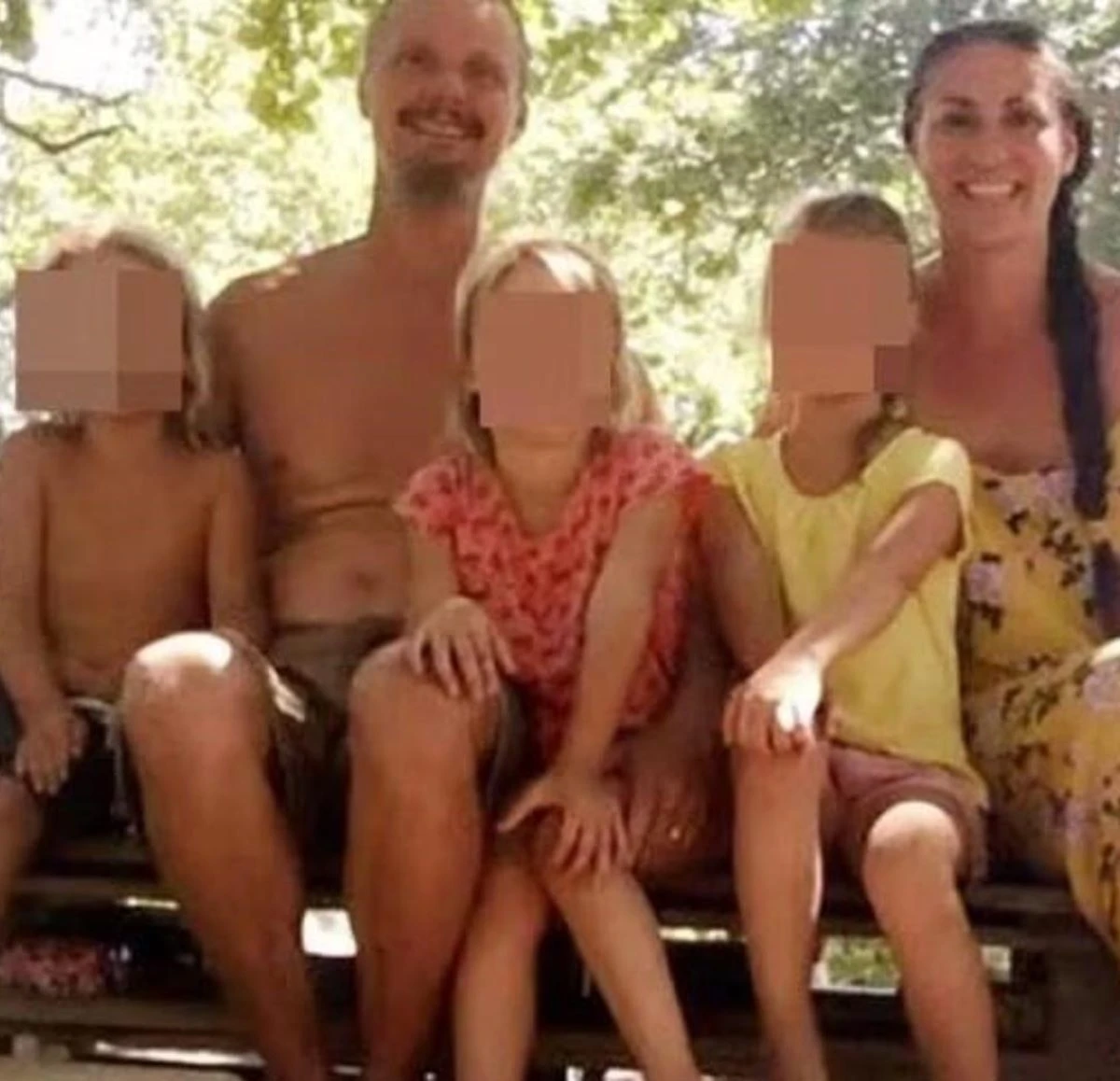 Famiglia nel bosco in un momento quotidiano