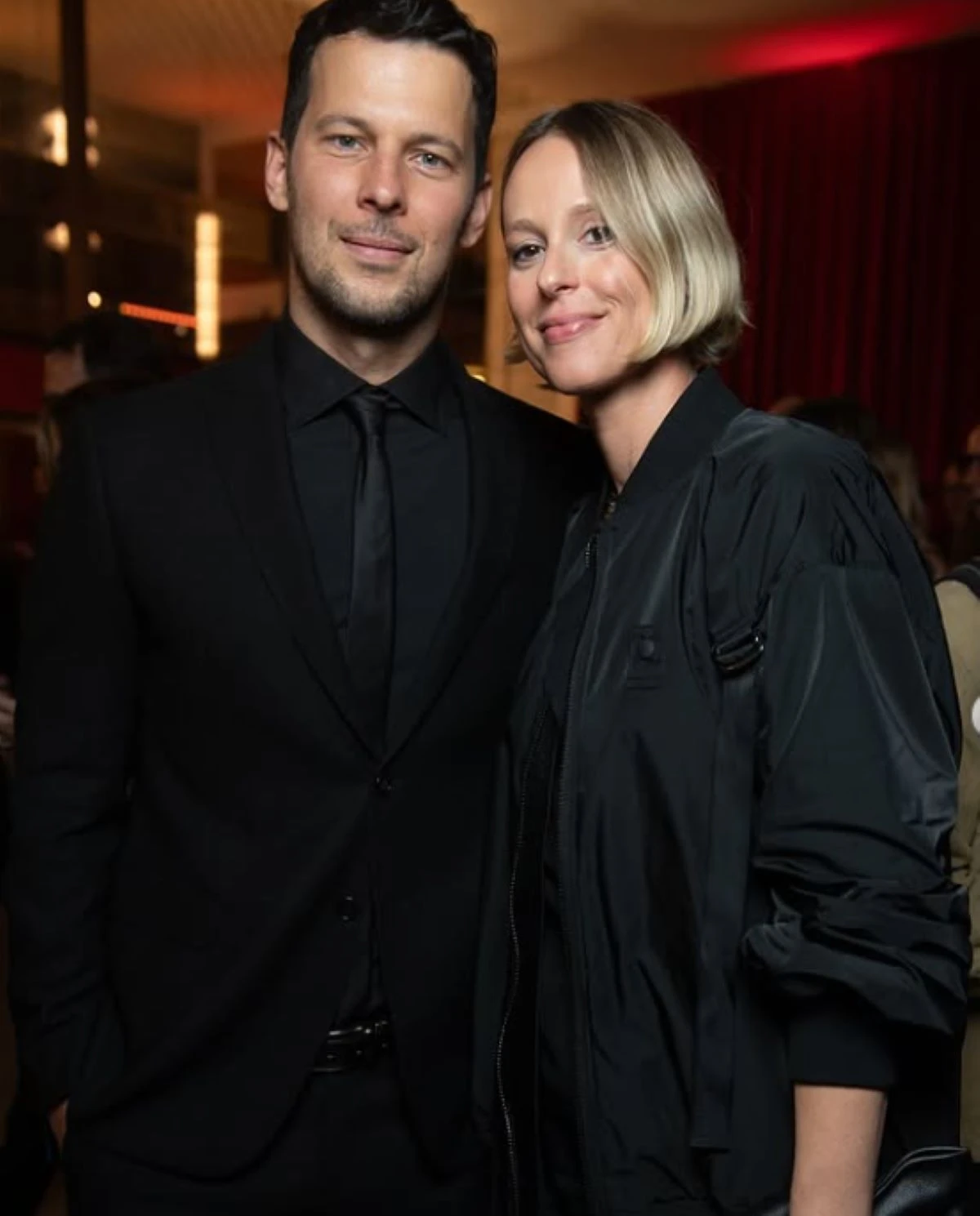 Matteo Giunta vicino a Federica Pellegrini durante il ricovero della figlia