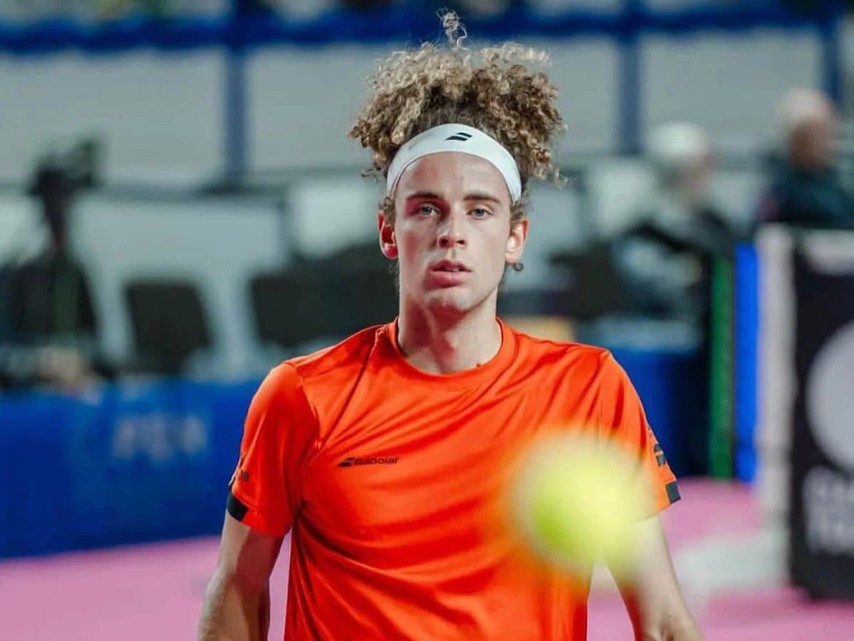 Mika Brunold in azione durante un match di tennis