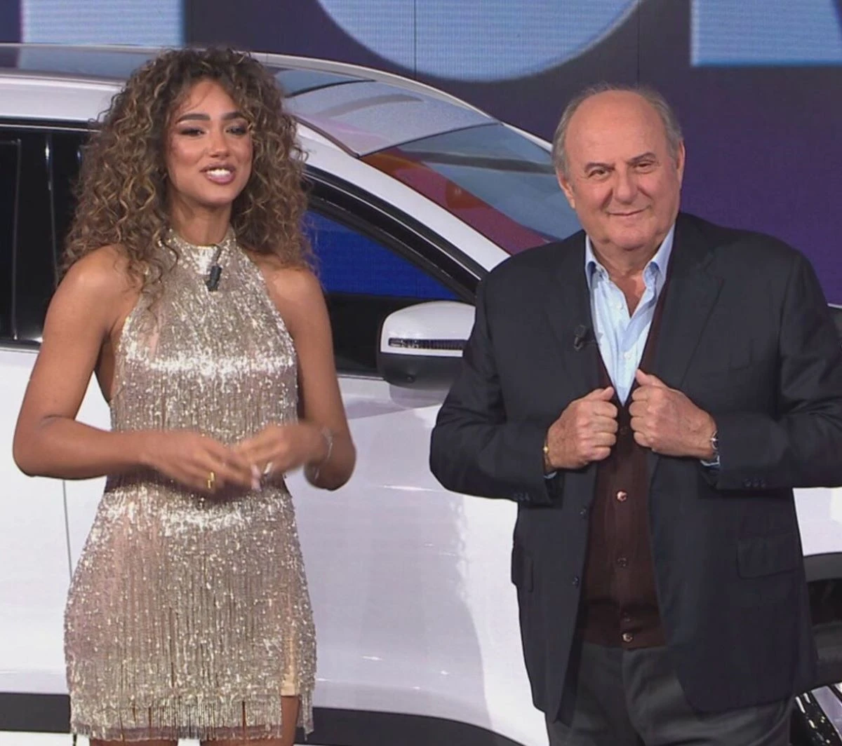 Gerry Scotti e Samira Lui durante La Ruota della Fortuna