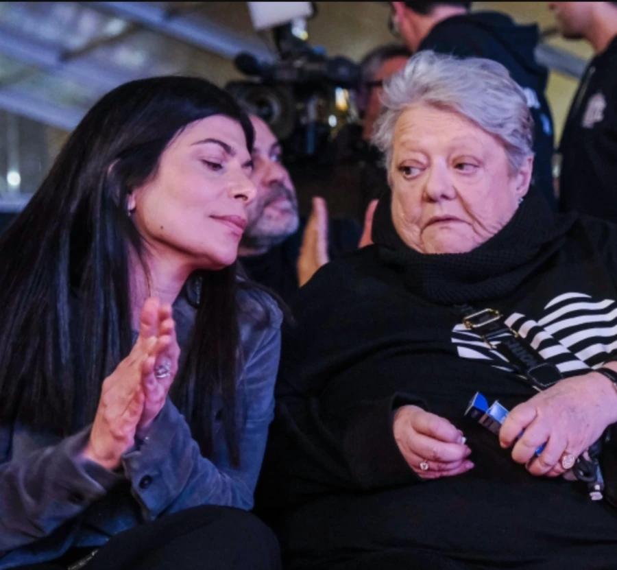 Giovani militanti politici nella casa di Anna Paratore