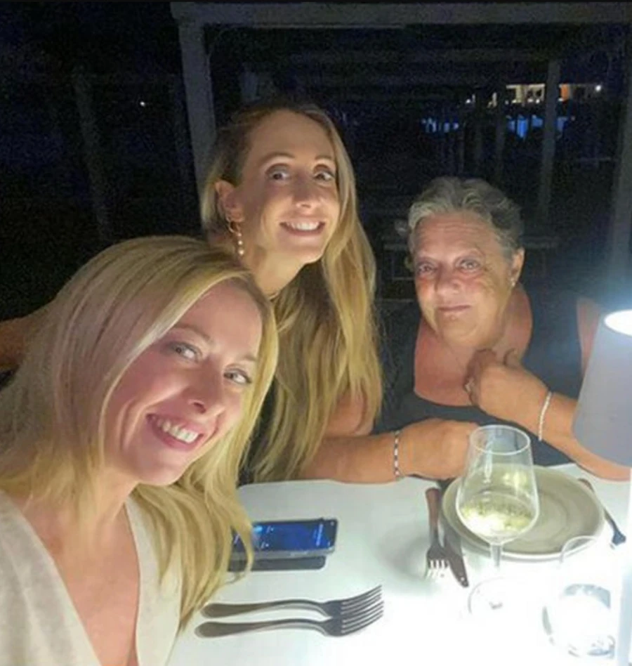 Anna Paratore difende la famiglia dagli attacchi personali