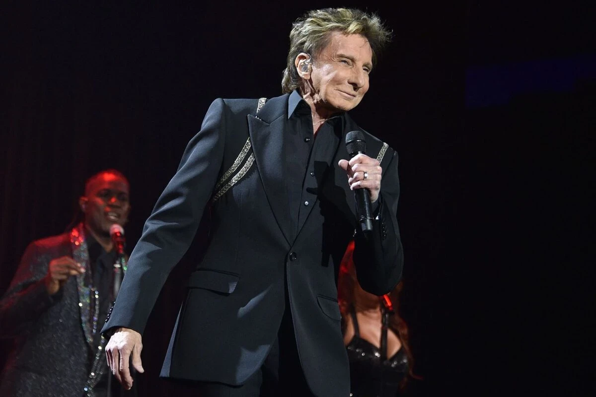 Barry Manilow durante un concerto a Palm Springs