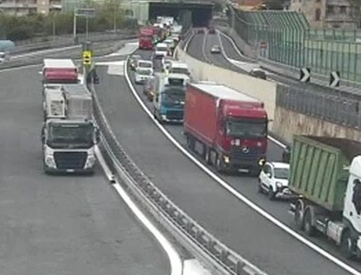 Vista autostradale con traffico congestionato e veicoli fermi