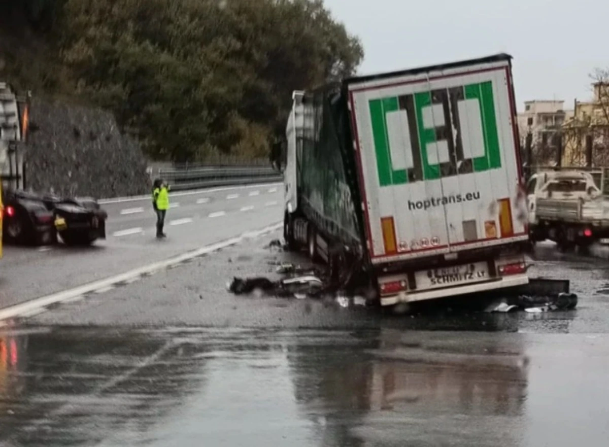 Incidente lungo autostrada A10 con mezzi pesanti coinvolti