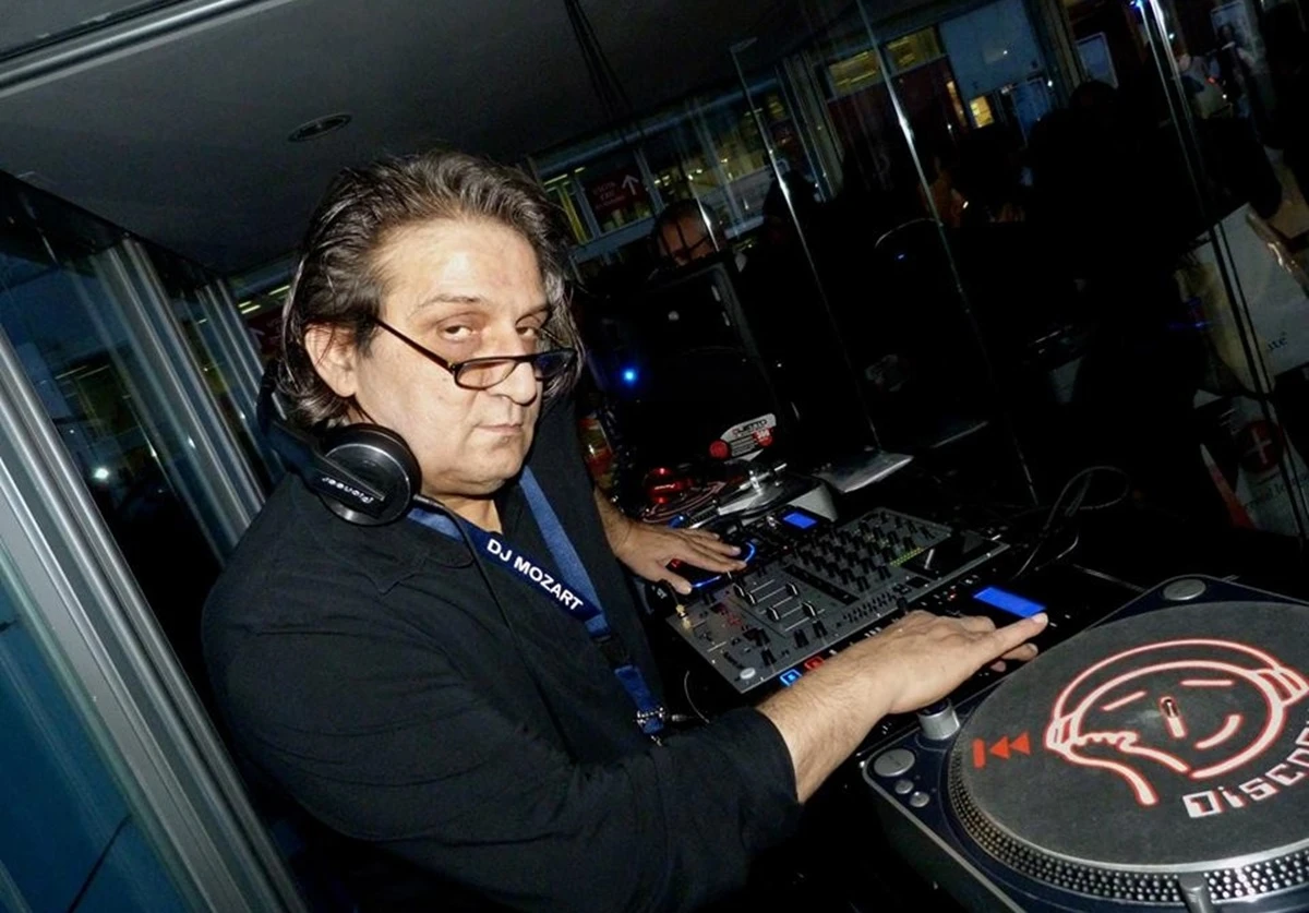 Dj Mozart mentre suona al club Baia degli Angeli