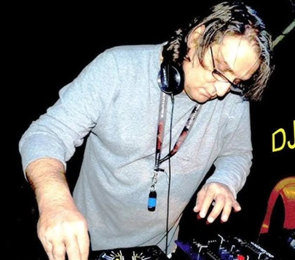 Dj Mozart durante una performance in consolle