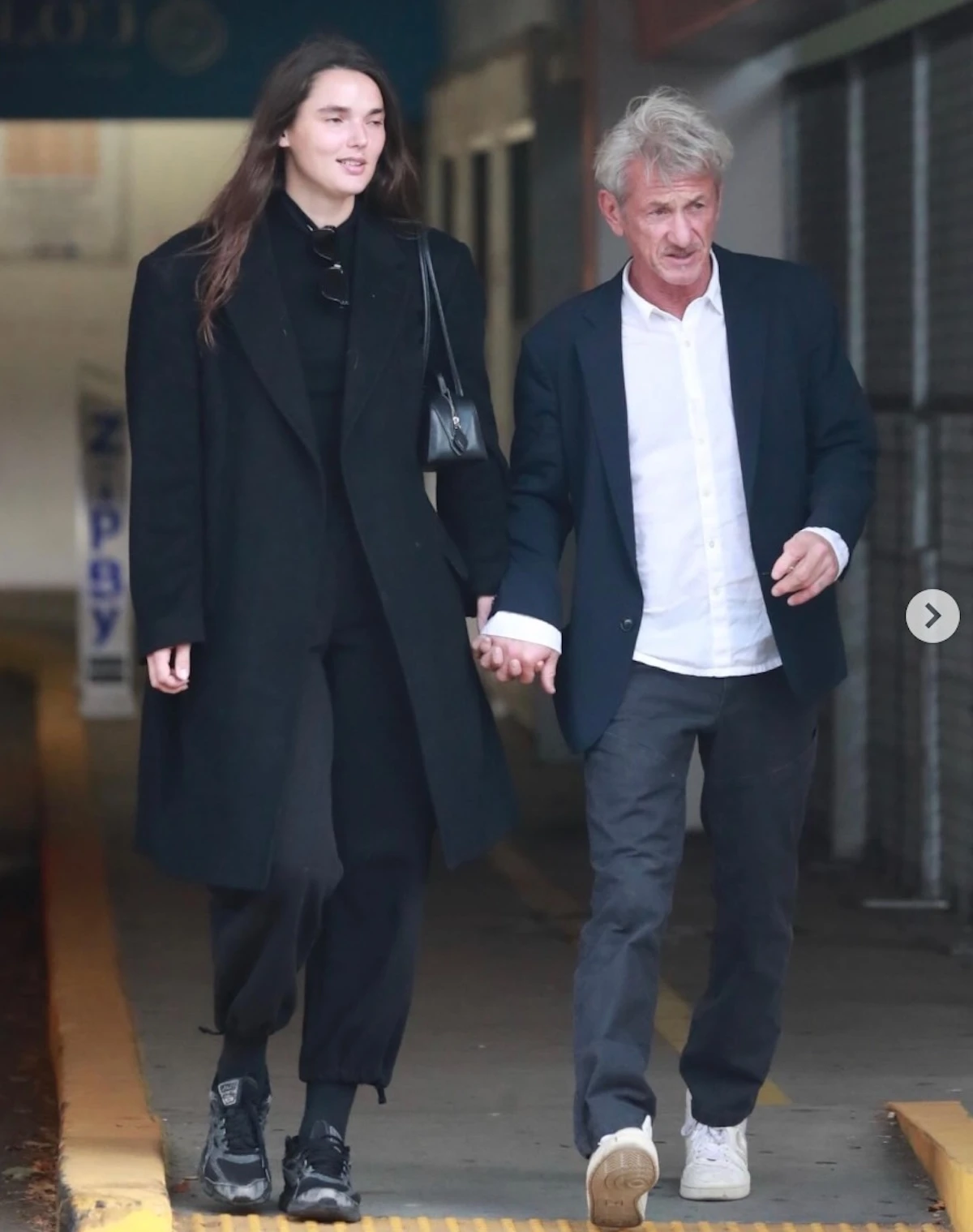 Sean Penn e Valeria Nicov mano nella mano a Santa Monica