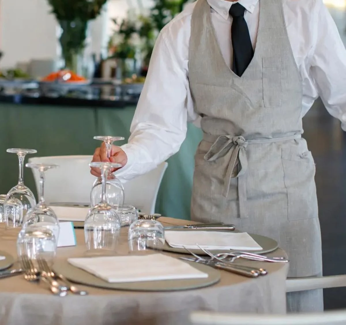 Interno di un ristorante europeo con tavoli apparecchiati