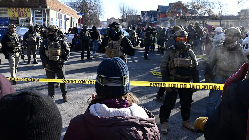 Manifestanti e agenti federali a Minneapolis dopo la sparatoria
