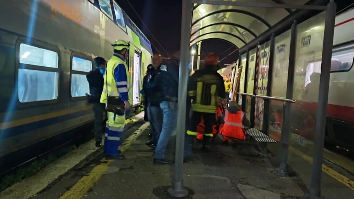 uomo travolto treno
