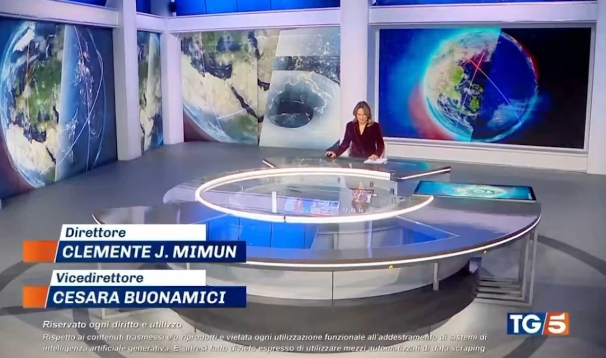 Gatto nero in studio durante la diretta del Tg5