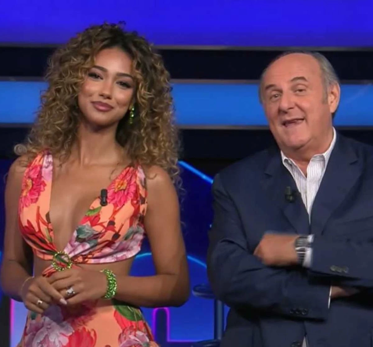 Samira Lui con Gerry Scotti, riferimento al programma La ruota