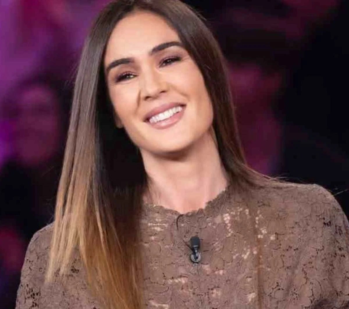 Silvia Toffanin durante l'annuncio di Enzo Iacchetti a Verissimo