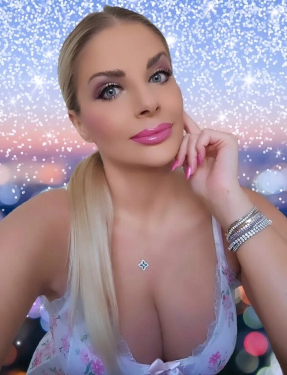 Francesca Cipriani in posa durante un evento pubblico