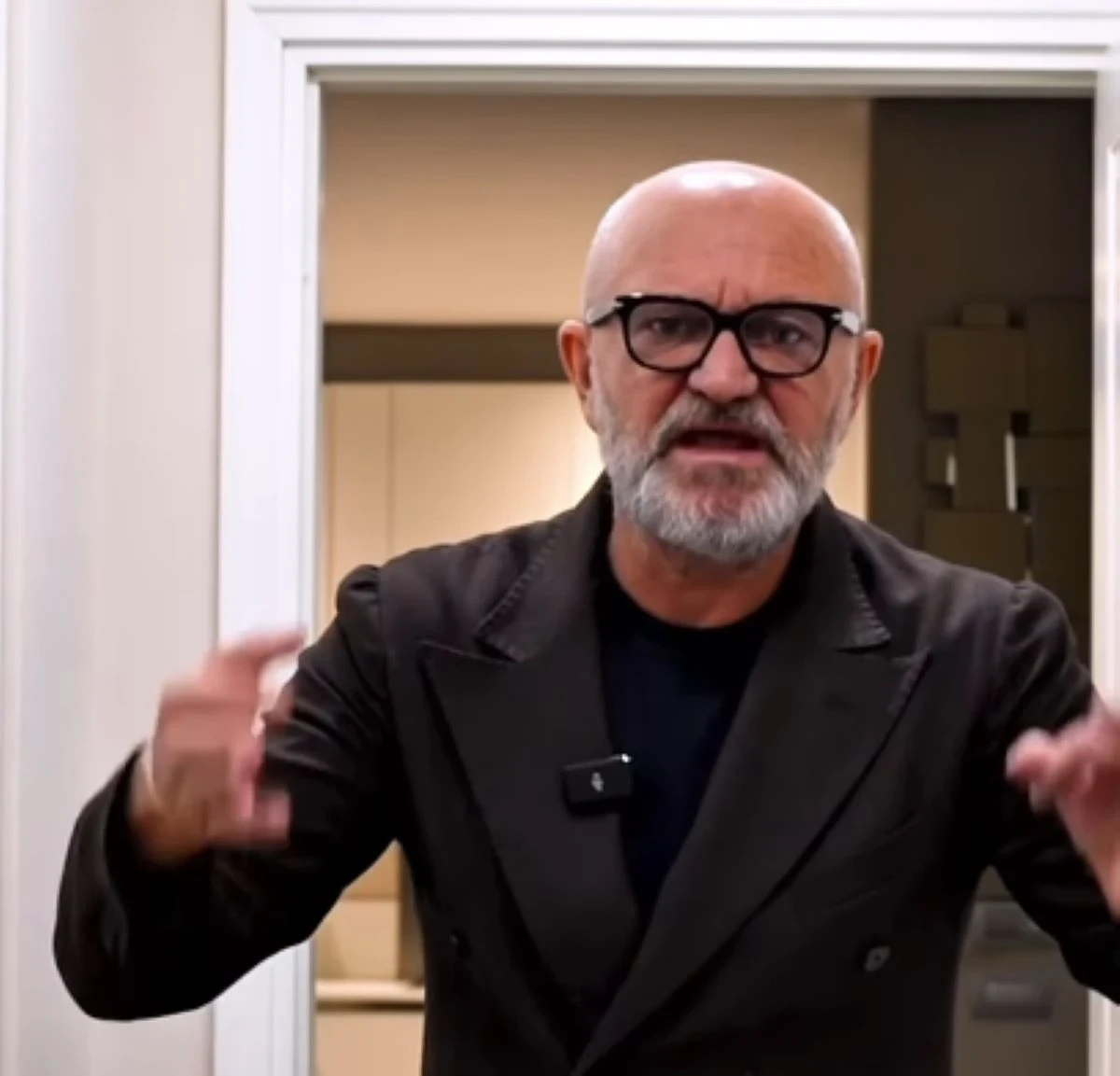 Andrea Pucci escluso da Sanremo, immagine simbolo della polemica