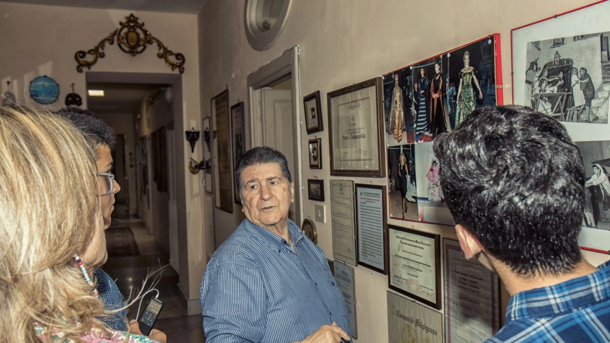 Davide Canzanella nella sartoria che porta avanti l’eredità del padre