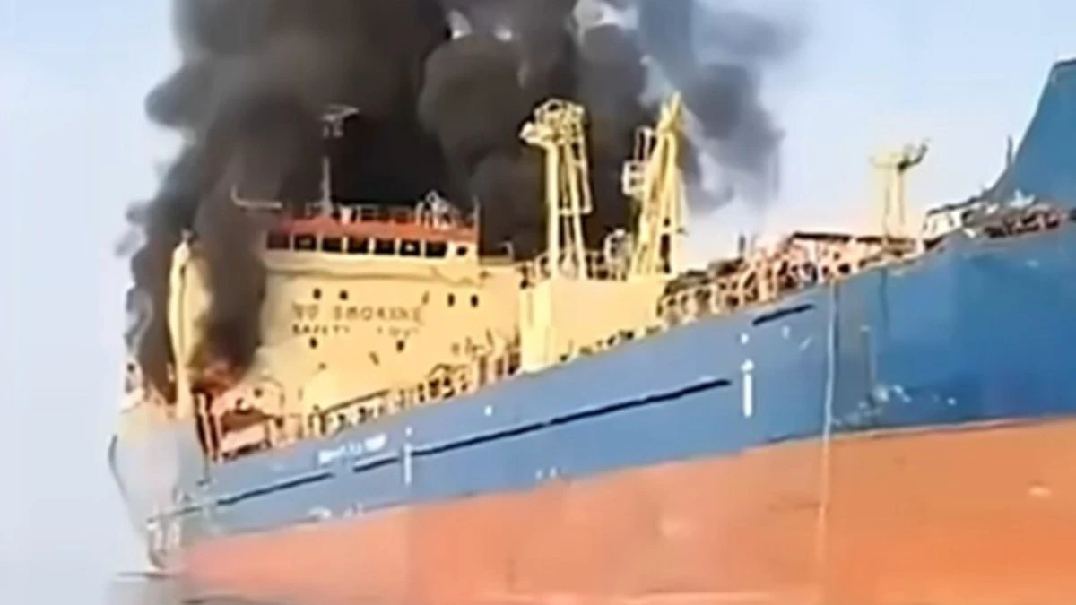 Incendio su nave nello Stretto di Hormuz