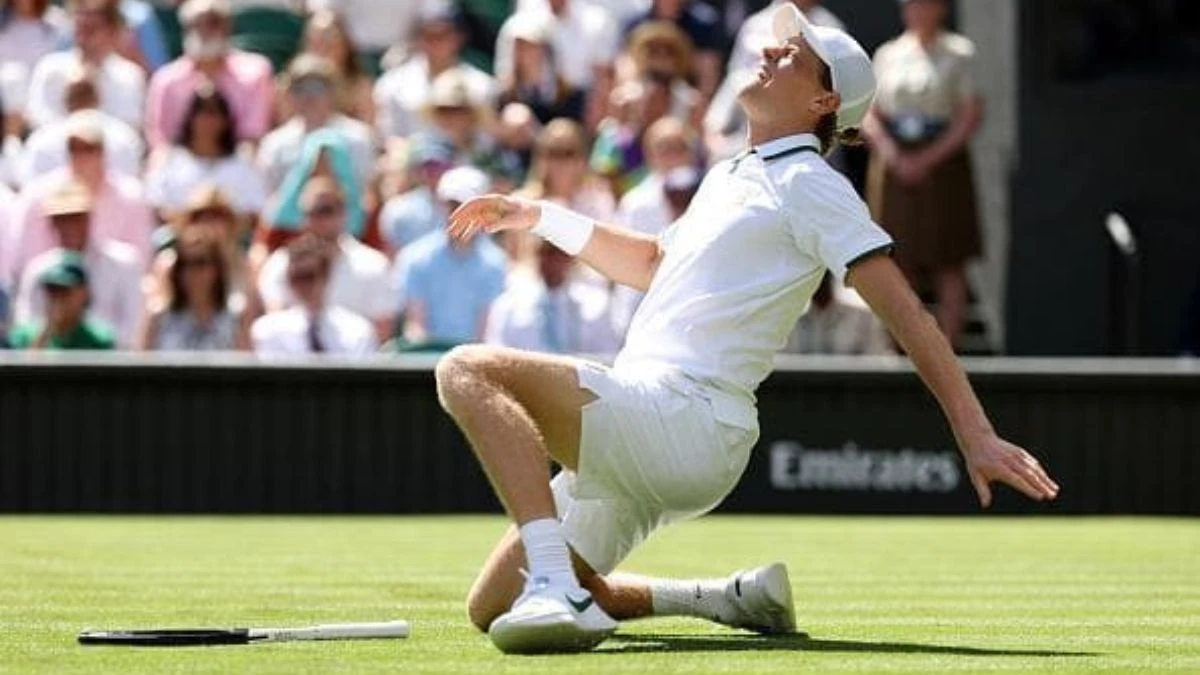 Jannik Sinner durante la caduta a Wimbledon