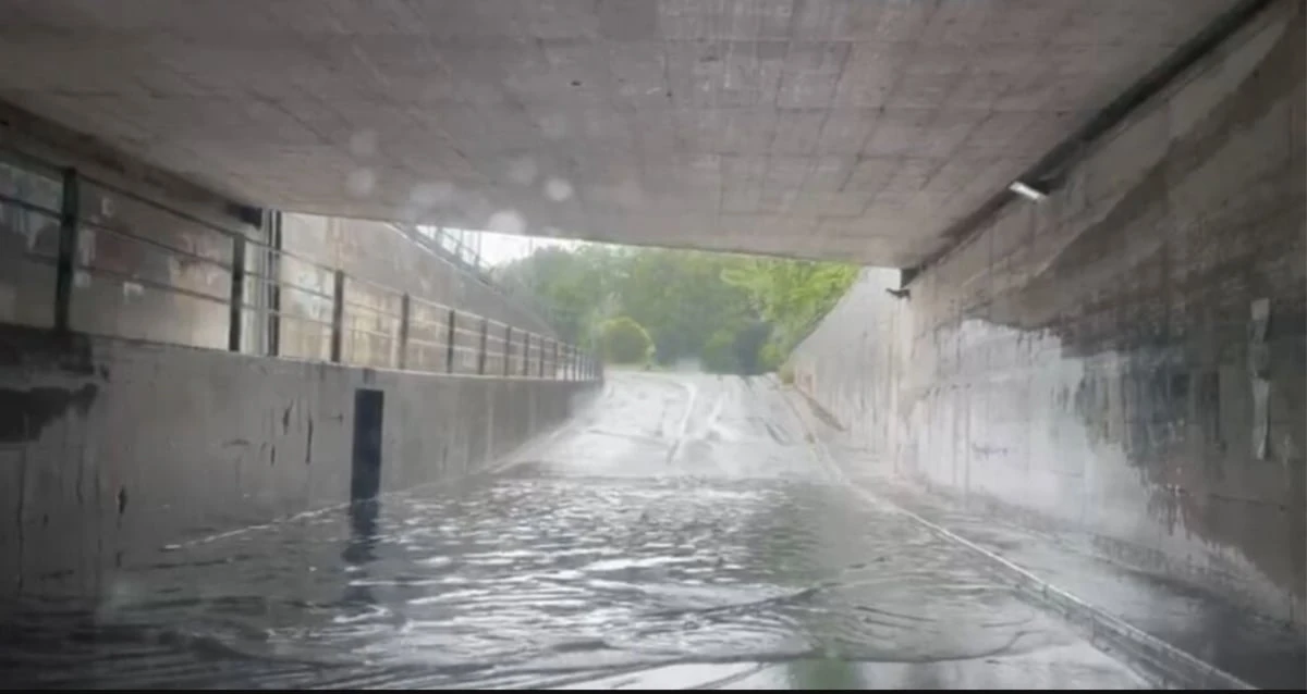 Maltempo a Taranto con strade allagate dopo un forte temporale