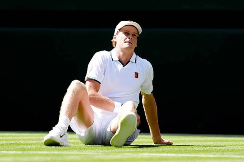 Jannik Sinner durante la partita a Wimbledon con la scarpa sporca di sangue
