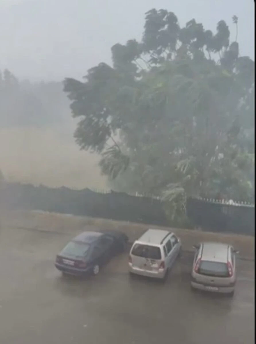 Strade allagate a Taranto dopo la bomba d'acqua