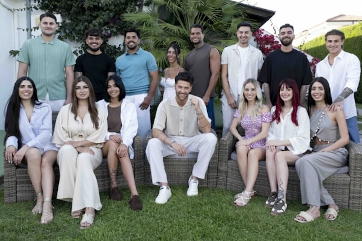 Scena di Temptation Island 2026 con il fidanzato che corre sulla spiaggia