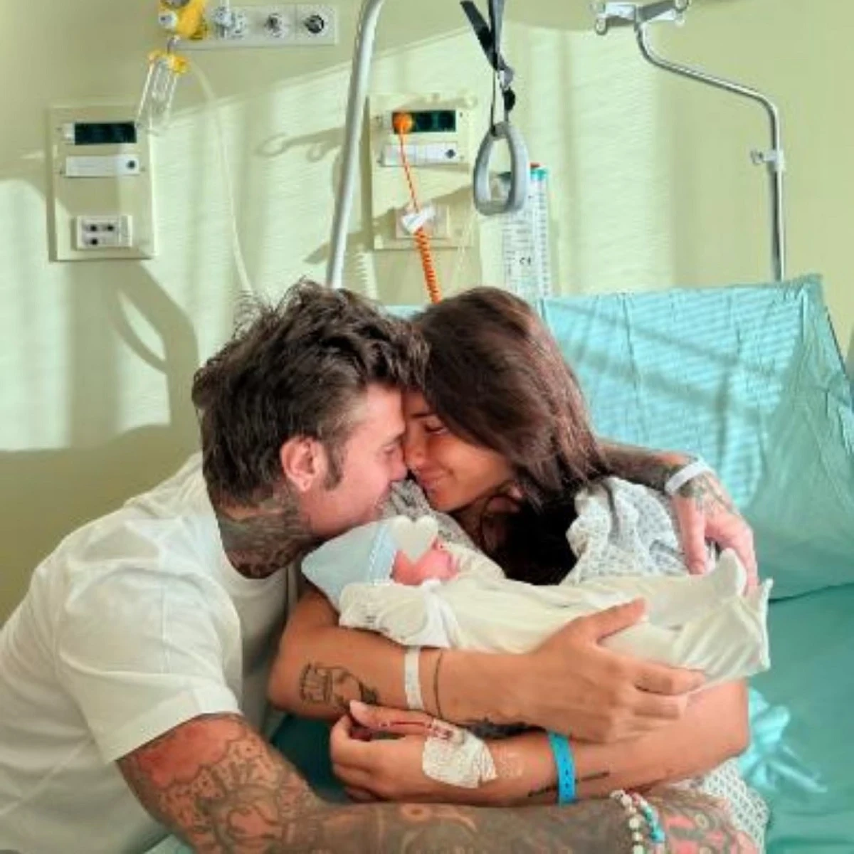 Fedez con il figlio in un momento familiare