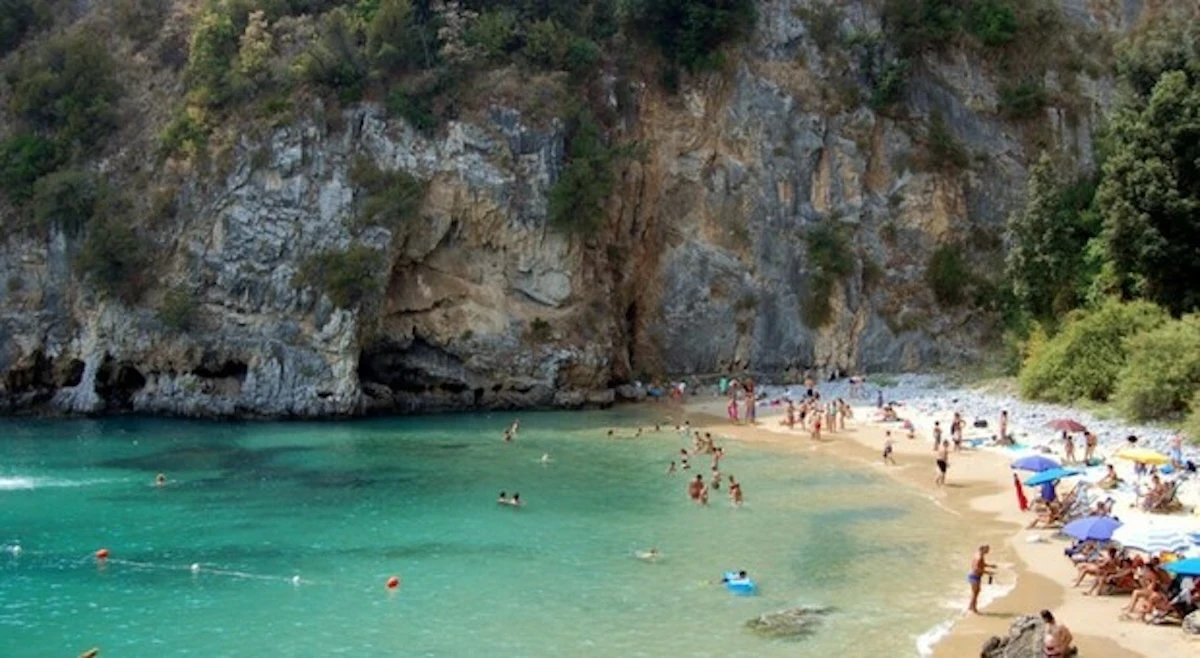 Bagnanti lungo la costa del Cilento